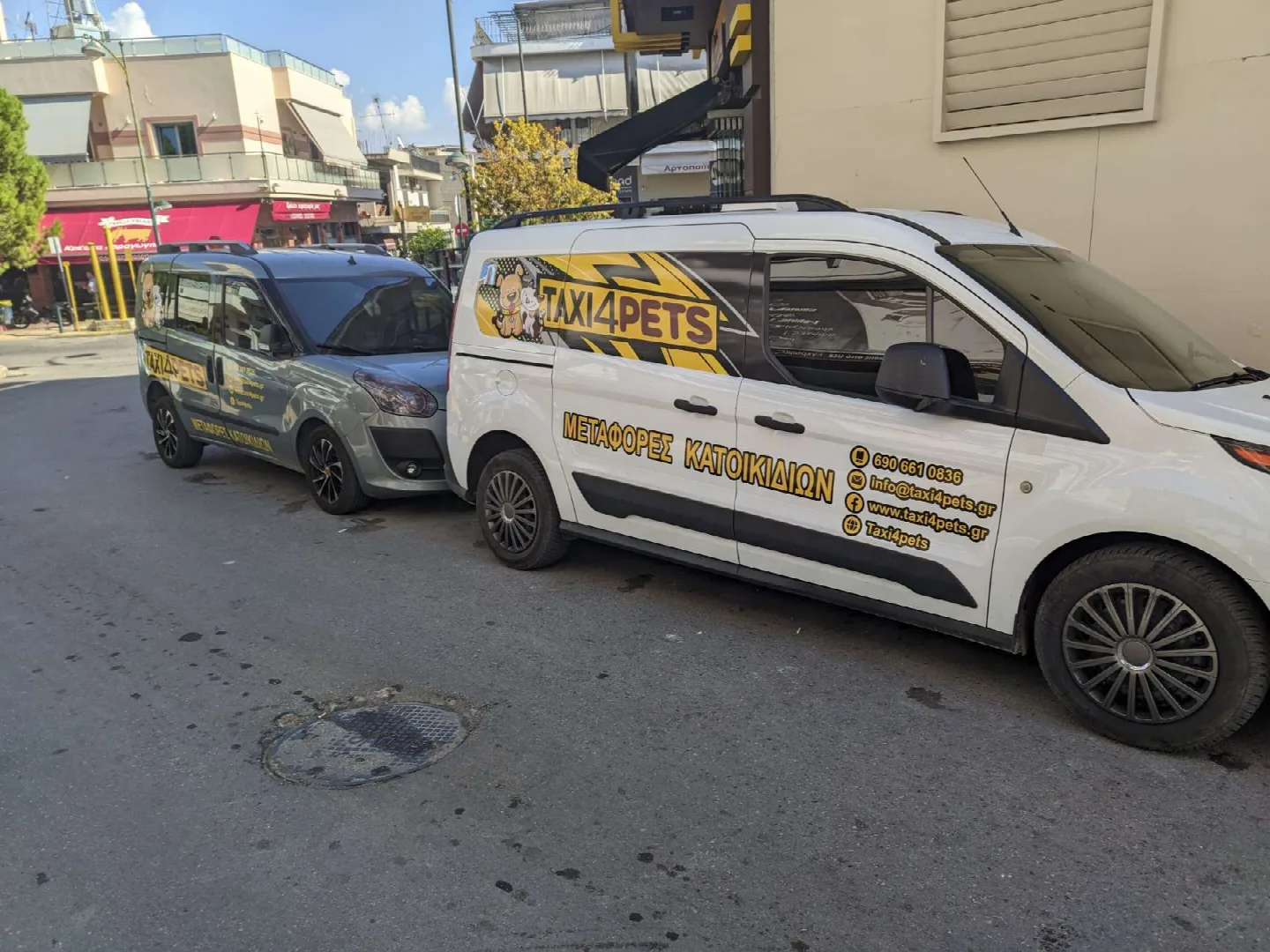 Τα δύο οχήματα του Taxi4Pets για μεταφορές κατοικιδίων σε Αθήνα και Πειραιά
