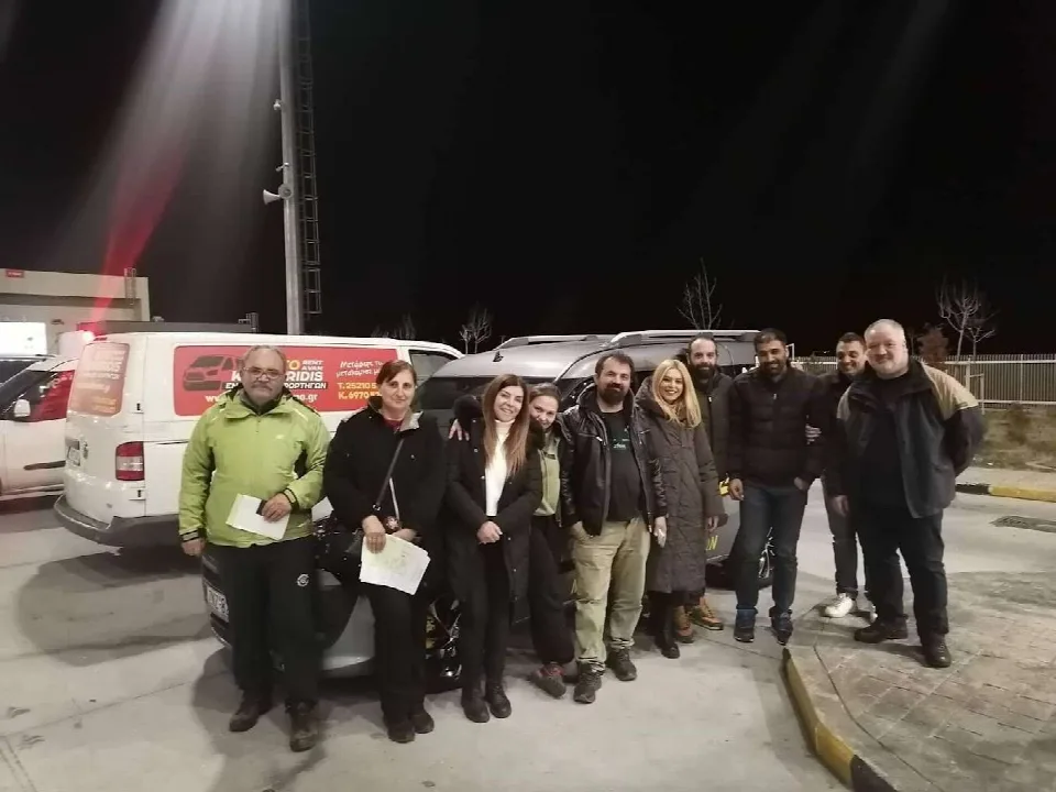 Η ομάδα του Taxi4Pets σε νυχτερινή αποστολή μεταφοράς ζώων