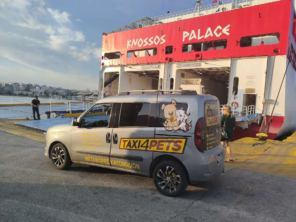 Όχημα του Taxi4Pets στο λιμάνι του Πειραιά, δίπλα στη ράμπα επιβίβασης του πλοίου