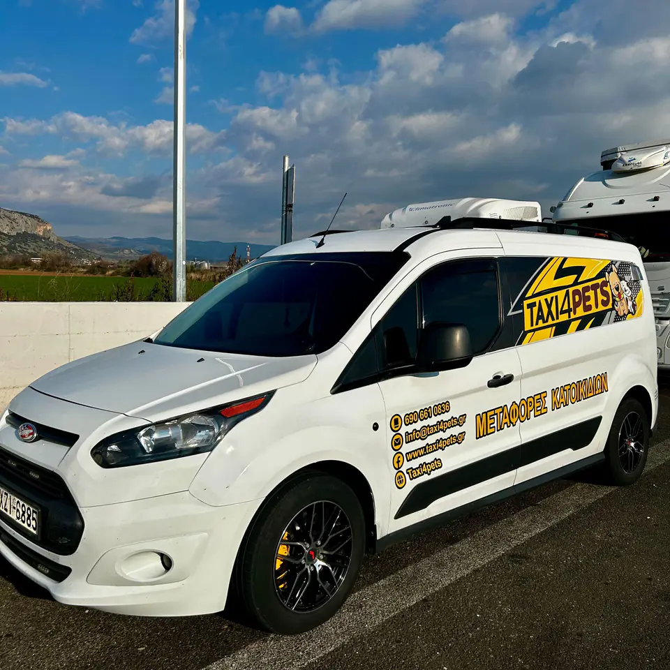 Το λευκό όχημα Ford Transit του Taxi4Pets με σήμανση «Μεταφορές Κατοικιδίων»
