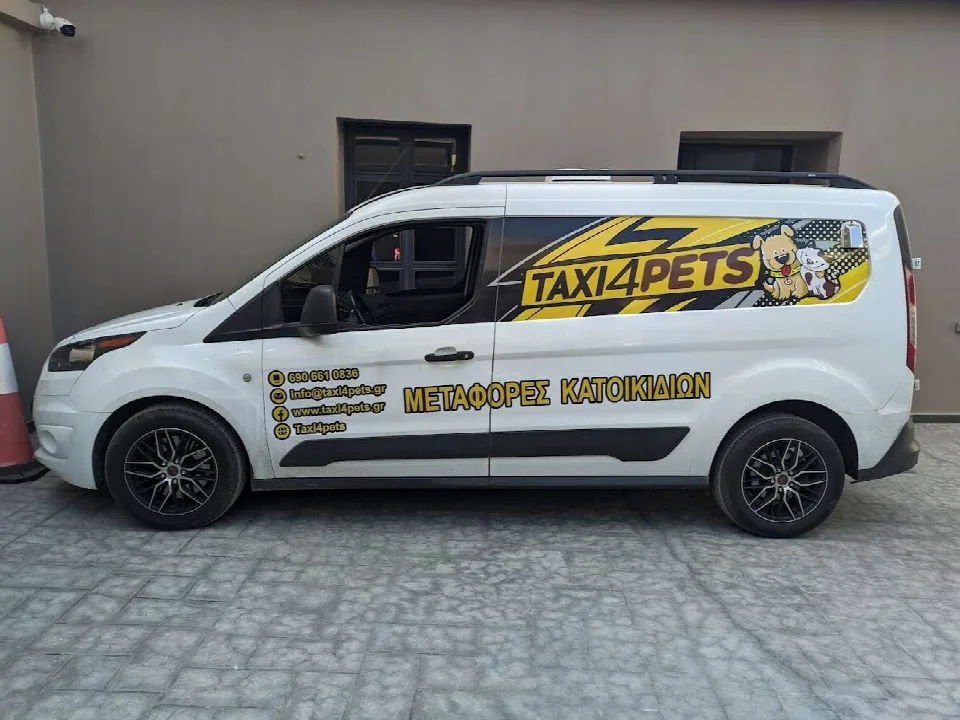 Λευκό όχημα του Taxi4Pets με σήμανση «Μεταφορές Κατοικιδίων»